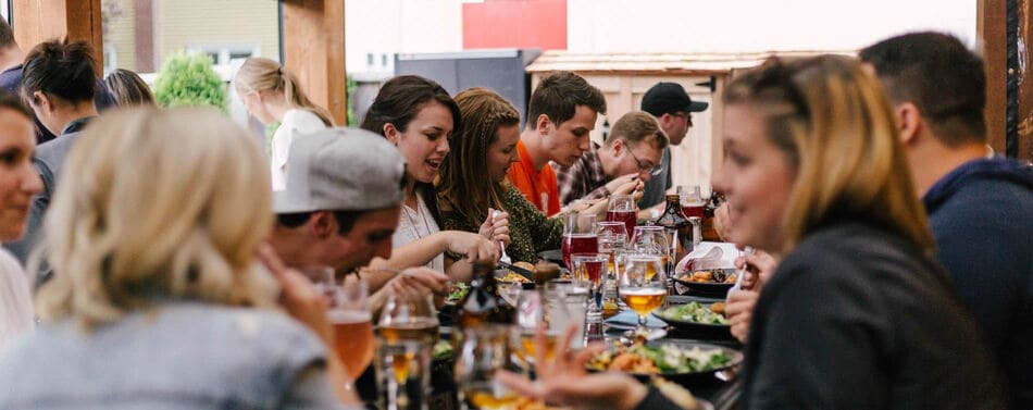 Mesa larga para evento familiar